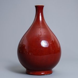 Un vase de forme bouteille en porcelaine de Chine sang de boeuf monochrome, 18/19ème — photo 2