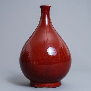 Un vase de forme bouteille en porcelaine de Chine sang de boeuf monochrome, 18/19ème — photo 4