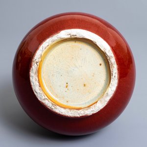 Un vase de forme bouteille en porcelaine de Chine sang de boeuf monochrome, 18/19ème — photo 5