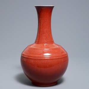 Un vase de forme bouteille en porcelaine de Chine sang de boeuf monochrome, 18/19ème — photo 1