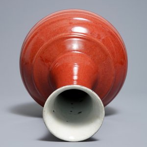 Un vase de forme bouteille en porcelaine de Chine sang de boeuf monochrome, 18/19ème — photo 6