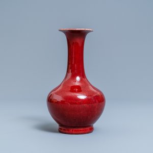 Un vase de forme bouteille en porcelaine de Chine sang de boeuf monochrome, 19ème — photo 3
