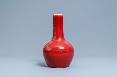Un vase de forme bouteille en porcelaine de Chine sang de boeuf monochrome, 19ème