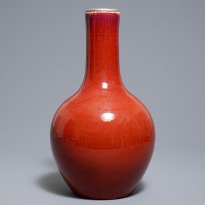 Un vase de forme bouteille en porcelaine de Chine sang de boeuf monochrome, 19ème — photo 1