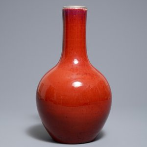 Un vase de forme bouteille en porcelaine de Chine sang de boeuf monochrome, 19ème — photo 2