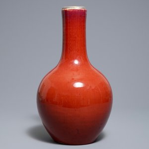Un vase de forme bouteille en porcelaine de Chine sang de boeuf monochrome, 19ème — photo 4