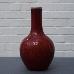 Un vase de forme bouteille en porcelaine de Chine sang de boeuf monochrome, 19ème — photo 7