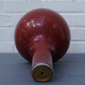 Un vase de forme bouteille en porcelaine de Chine sang de boeuf monochrome, 19ème — photo 9