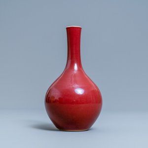 Un vase de forme bouteille en porcelaine de Chine sang de boeuf monochrome, Kangxi — photo 1