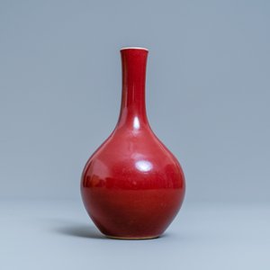 Un vase de forme bouteille en porcelaine de Chine sang de boeuf monochrome, Kangxi — photo 2