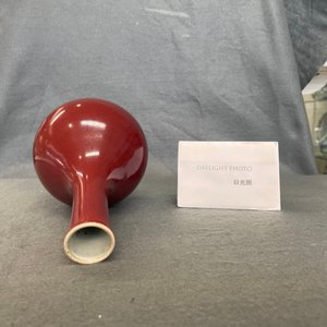 Un vase de forme bouteille en porcelaine de Chine sang de boeuf monochrome, Kangxi — photo 9