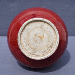 Un vase de forme bouteille en porcelaine de Chine sang de boeuf, Qianlong/Jiaqing — photo 10