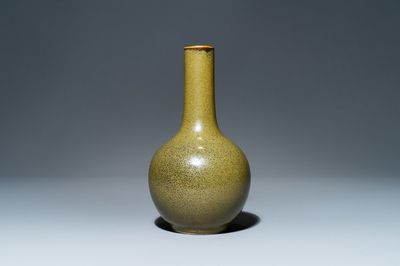 Un vase de forme bouteille en porcelaine de Chine 'teadust' monochrome, 19ème