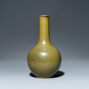 Un vase de forme bouteille en porcelaine de Chine 'teadust' monochrome, 19ème — photo 1