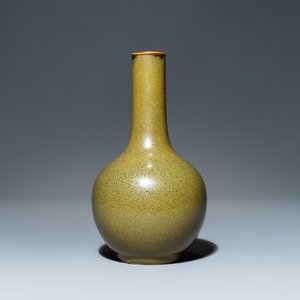 Un vase de forme bouteille en porcelaine de Chine 'teadust' monochrome, 19ème — photo 2