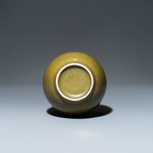 Un vase de forme bouteille en porcelaine de Chine 'teadust' monochrome, 19ème — photo 6