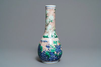 Un vase de forme bouteille en porcelaine de Chine wucai, époque Transition