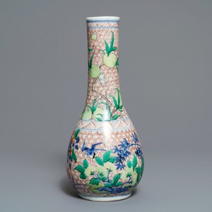 Un vase de forme bouteille en porcelaine de Chine wucai, époque Transition — photo 3