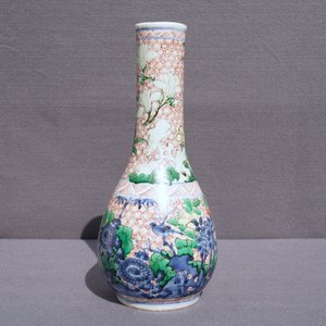 Un vase de forme bouteille en porcelaine de Chine wucai, époque Transition — photo 7