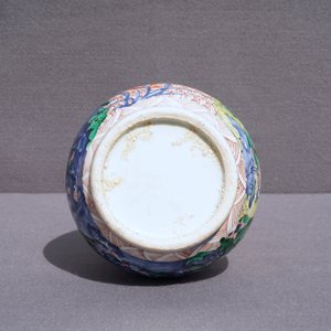Un vase de forme bouteille en porcelaine de Chine wucai, époque Transition — photo 9
