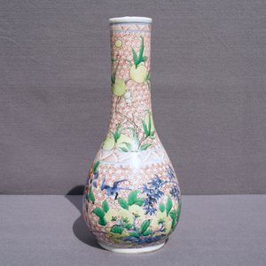 Un vase de forme bouteille en porcelaine de Chine wucai, époque Transition — photo 8