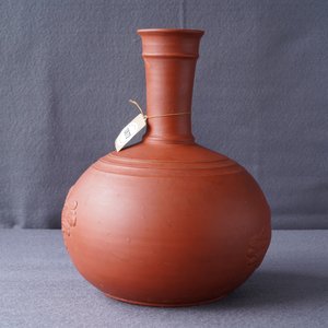 Un vase de forme bouteille en terre cuite de style Yixing, poss. Delft, 18ème — photo 18