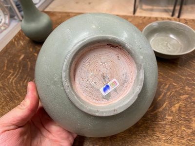Un vase de forme bouteille et deux bols en porcelaine de Chine en céladon, Yuan/Ming — photo 4