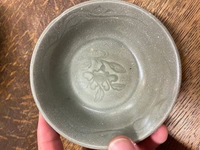 Un vase de forme bouteille et deux bols en porcelaine de Chine en céladon, Yuan/Ming — photo 6