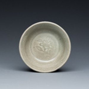 Un vase de forme bouteille et deux bols en porcelaine de Chine en céladon, Yuan/Ming — photo 2