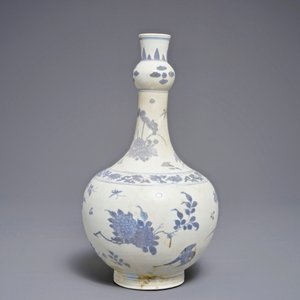 Un vase de forme bouteille globulaire du Hatcher cargo en porcelaine de Chine bleu et blanc, époque Transition — photo 2