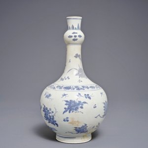 Un vase de forme bouteille globulaire du Hatcher cargo en porcelaine de Chine bleu et blanc, époque Transition — photo 3
