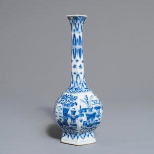 Un vase de forme bouteille octagonale en porcelaine de Chine bleu et blanc, Kangxi — photo 2