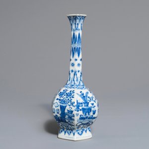 Un vase de forme bouteille octagonale en porcelaine de Chine bleu et blanc, Kangxi — photo 4