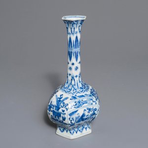 Un vase de forme bouteille octagonale en porcelaine de Chine bleu et blanc, Kangxi — photo 7