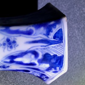 Un vase de forme bouteille octagonale en porcelaine de Chine bleu et blanc, Kangxi — photo 8