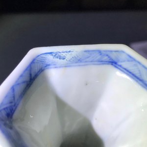 Un vase de forme bouteille octagonale en porcelaine de Chine bleu et blanc, Kangxi — photo 9