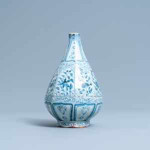 Un vase de forme bouteille octagonale en porcelaine de Chine en bleu et blanc, Hongwu — photo 1
