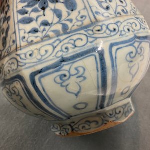 Un vase de forme bouteille octagonale en porcelaine de Chine en bleu et blanc, Hongwu — photo 13