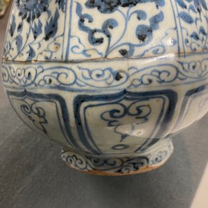 Un vase de forme bouteille octagonale en porcelaine de Chine en bleu et blanc, Hongwu — photo 14