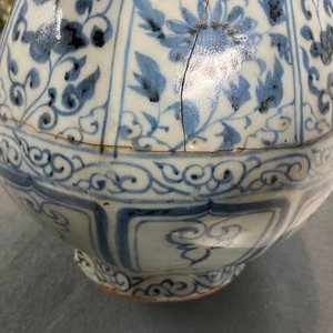 Un vase de forme bouteille octagonale en porcelaine de Chine en bleu et blanc, Hongwu — photo 15