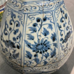 Un vase de forme bouteille octagonale en porcelaine de Chine en bleu et blanc, Hongwu — photo 16