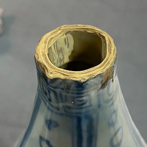 Un vase de forme bouteille octagonale en porcelaine de Chine en bleu et blanc, Hongwu — photo 18