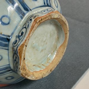 Un vase de forme bouteille octagonale en porcelaine de Chine en bleu et blanc, Hongwu — photo 20