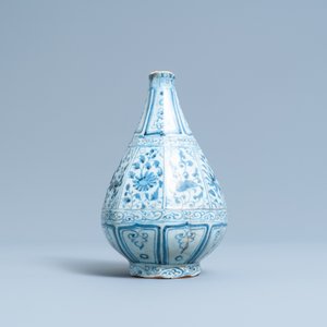 Un vase de forme bouteille octagonale en porcelaine de Chine en bleu et blanc, Hongwu — photo 2
