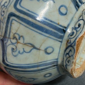 Un vase de forme bouteille octagonale en porcelaine de Chine en bleu et blanc, Hongwu — photo 21