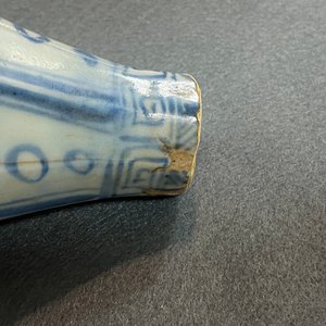 Un vase de forme bouteille octagonale en porcelaine de Chine en bleu et blanc, Hongwu — photo 7