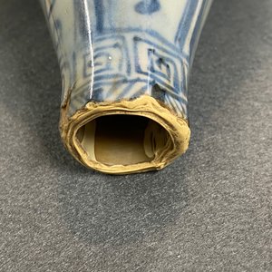 Un vase de forme bouteille octagonale en porcelaine de Chine en bleu et blanc, Hongwu — photo 8