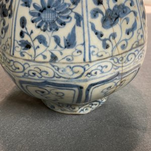 Un vase de forme bouteille octagonale en porcelaine de Chine en bleu et blanc, Hongwu — photo 9