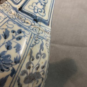 Un vase de forme bouteille octagonale en porcelaine de Chine en bleu et blanc, Hongwu — photo 10