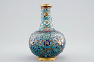 Un vase de forme bouteille tianqiuping en cloisonné, Chine, 18/19ème